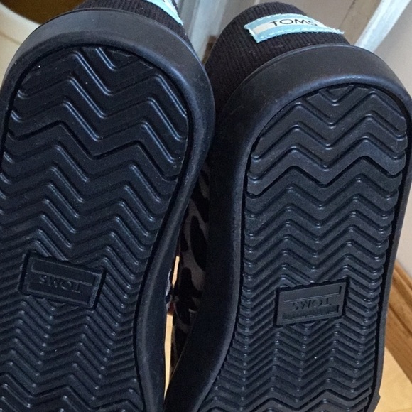 Tom’s loafers, slip on shoes. Black flocked leopard print, women’s size 6. NWT - Picture 8 of 16